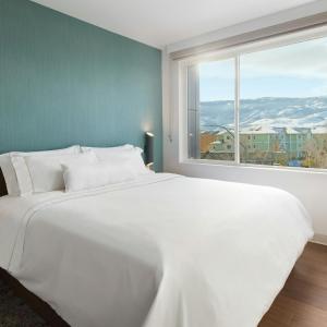 One-Bedroom King Suite with Sofa Bed and City View