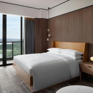 One-Bedroom Club Suite with Lake View - Club Lounge Access