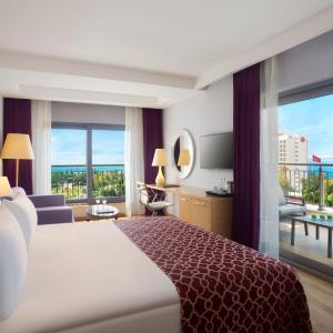 V Casual Suite with Balcony and Sea View