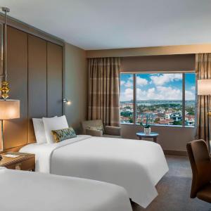 Executive Twin Room with City View and Club Lounge Access
