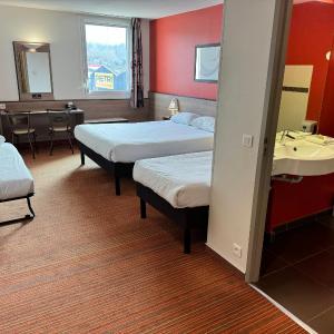 Family Room (3 Adults + 1 Child)