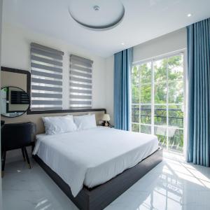 Deluxe Double Room with Side Sea View