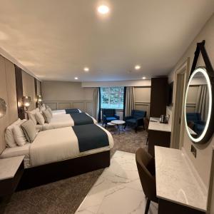 Family Room (2 Adults + 2 Children)