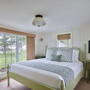 Two-Bedroom & Bathroom Cottage Waterview King & Queen