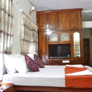 One Double Bed in 6-Bed Mixed Dormitory Room