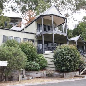 Three-Bedroom Two-Bathroom Lakeview Terrace House