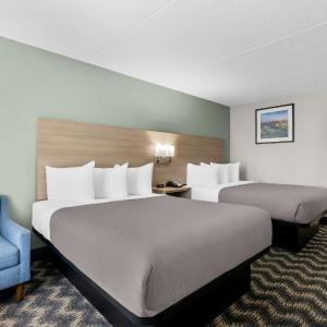 Quadruple Room with Two Queen Beds and Tub - Disability Access/Non Smoking