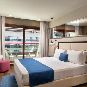 Superior Room with Queen Size Bed, Side Sea View
