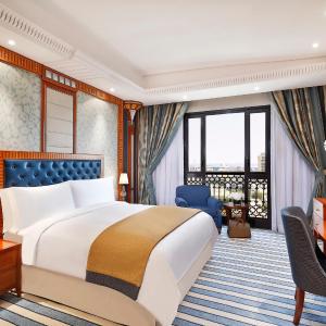 One-Bedroom Junior King Suite with City View