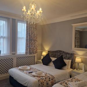 Family Room (3 Adults)