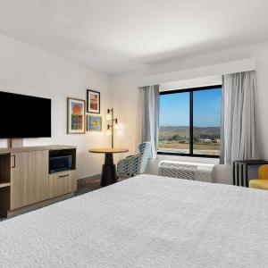King Room with Tub - Mobility Access
