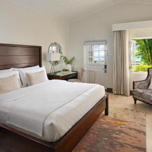 Grand Luxe Club Level Walkout Room with Patio Tranquility Soaking Tub