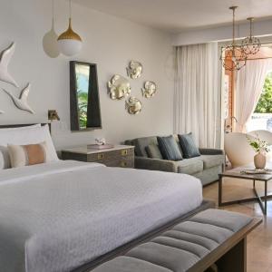 South Seas Swim-up Club Level Ultra Suite w/ Patio Tranquility Soaking Tub