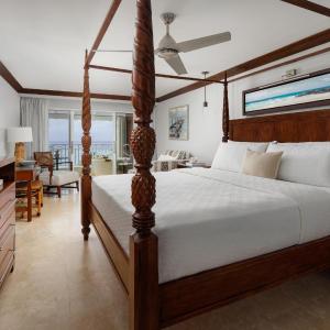 Beachfront Penthouse Club Level Suite with Balcony Tranquility Soaking Tub