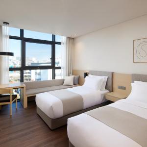 [Bunker The Space X Stay] Standard Twin Room + 1 Ticket to Bunker The Space (1 Ticket for 2 People)