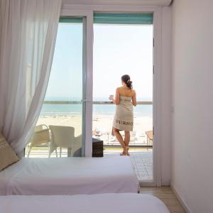 Double or Twin Room with Frontal Sea View