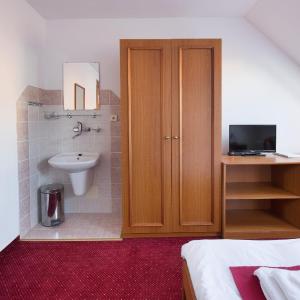 Economy Double or Twin Room with Shared Bathroom
