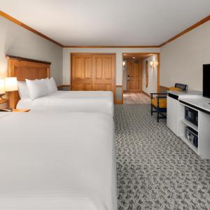 Queen Room with Two Queen Beds and Water View - Non-Smoking