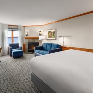 Premier King Room with Fireplace and Water View - Non-Smoking