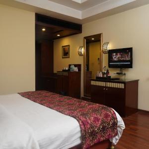 Deluxe King Room with 15% Discount on Food and Soft Beverages,Spa(with Prior reservation) and Laundry,Complimentary Happy Hours with 1+1 offer(available from 6:00 PM till 8:00 PM )