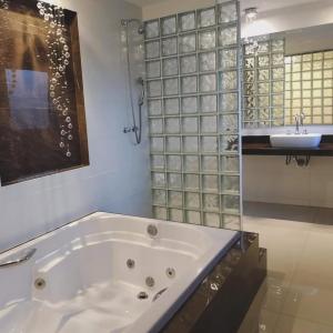 King Suite with Spa Bath