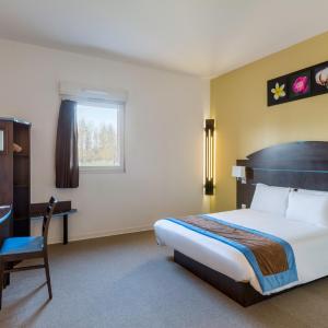 Queen Room with Roll-In Shower - Mobility Accessible/Non-Smoking