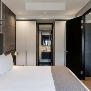 Deluxe One Bedroom Apartment with Mountain View