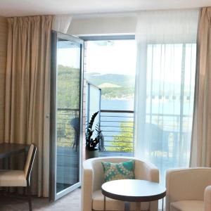 Deluxe Double Room with Lake View