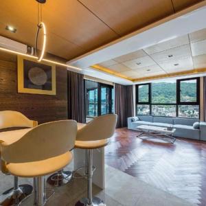 Royal Suite with Breakfast for 4