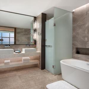 One-Bedroom King Suite with Ocean View - Lounge Access