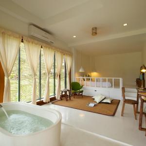 Luxury Suite with Bath Tub