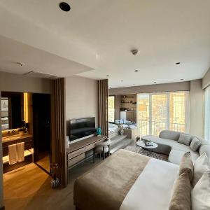 Suite with Hot Tub