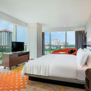 1 King Bed, Club Lounge Access, Gallery Suite