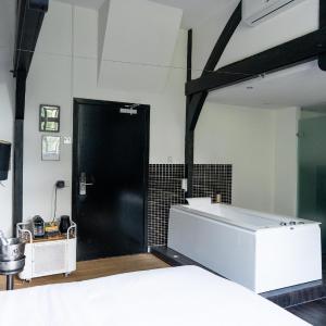 Boutique Room