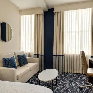 Larger Deluxe King Room with Sofa Bed and Bathtub - Mobility Access/Hearing Accessible