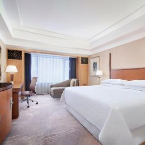 Deluxe King Room with City View