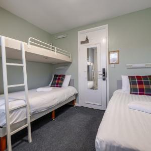 Basic Twin Room & Bunk with Shared Bathroom (2 adults and 1 child)