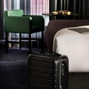 Midnight Lounge, Larger Guest room, 1 King