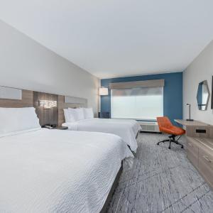 Standard Queen Room with Two Queen Beds and Mobility Accessible Tub
