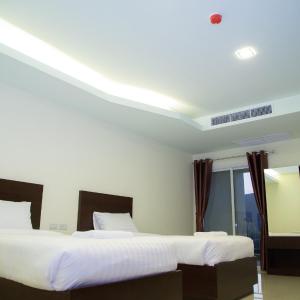 Superior Twin Room Poolside