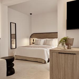Open Plan Suite with Private Pool