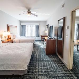 Queen Suite with Bath Tub - Mobility Access/Non-Smoking