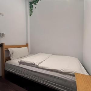 Standard Single Room with Shared Bathroom