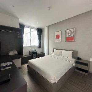 Deluxe King Room with Window