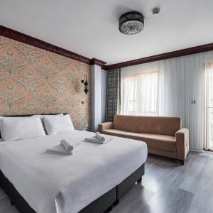 Deluxe Triple Room with Partial Sea View