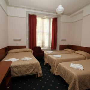 Quintuple Room