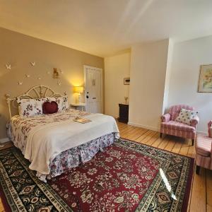 Deluxe Queen Room with Garden View