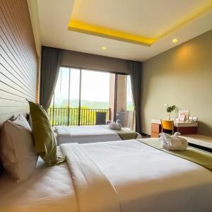 Deluxe Mountain Twin Bed with Bathtub