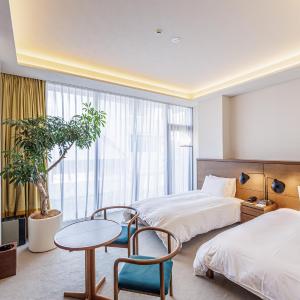 Standard Twin (designed by Tadao Ando / No Lounge Access / No Minibar)