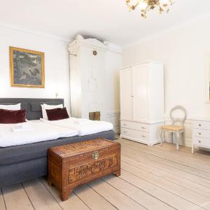 Superior One-Bedroom Apartment